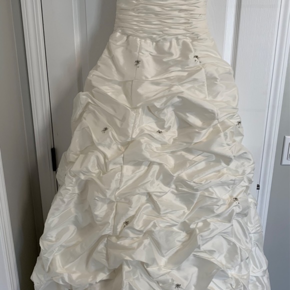 Wedding Dress with veil - Picture 3 of 4